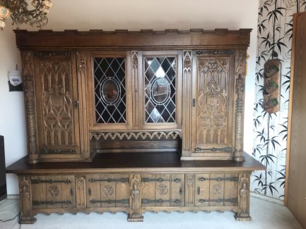 Antiker Schrank mit gotischen Elementen - turnthetime.de