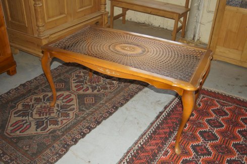 Antiker Chippendale Couchtisch mit originalem Wiener-Geflecht - turnthetime.de