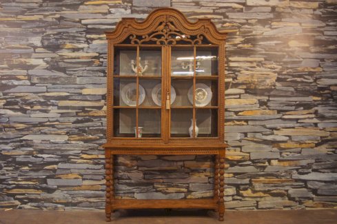 Antike Louis-Seize-Vitrine mit geschnitzten Vögeln