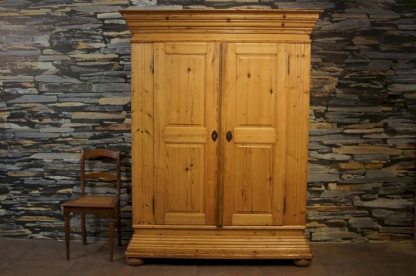 Antiker Barockschrank um 1780