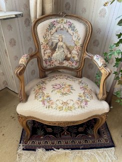 bestickter Sessel mit Fußhocker - Vintage / Shabby Chic - turnthetime.de