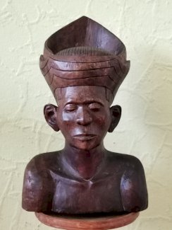 Antike Holzstatue des ägyptischen Pharaos - turnthetime.de