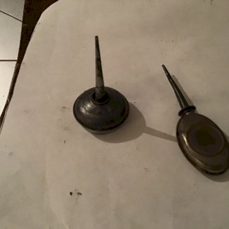2 alte Nähmaschienenölkannen
