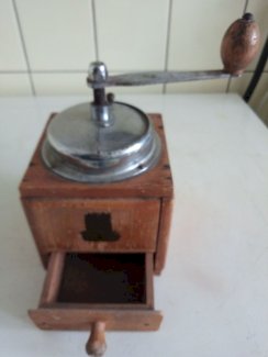 Zum verkauf schöne, intakte, alte kaffeemühle aus holz! - turnthetime.de