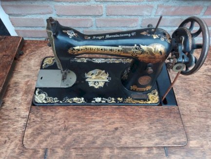 Zu verkaufen, schöne SEHR alte Singer nähmaschine im schrank!