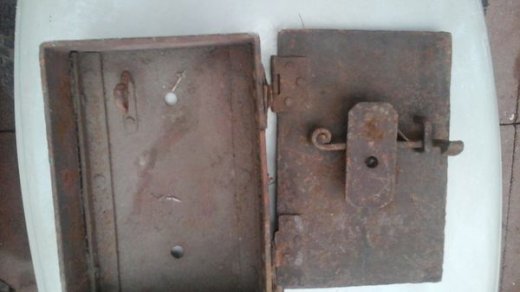 Alte Eisenkiste mit interessanten Schloß