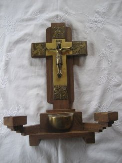 Jesus (Messing) am Holzkreuz mit 2 Kerzenhalter und Weihwasser-Behälter