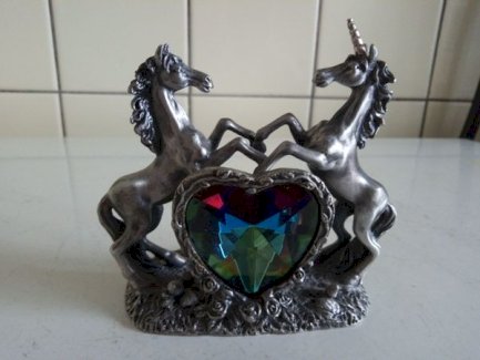 Zu verkaufen, schöne figur mit zierstein und zwei verliebten einhörnern!