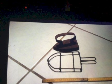 Altes Bügeleisen mit Ständer