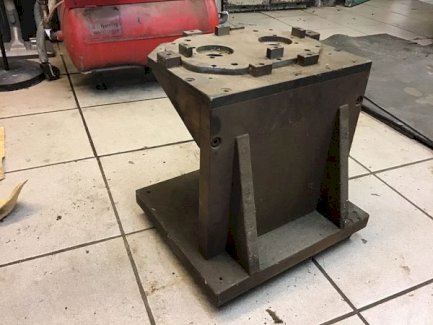 Circa 40 Kilo schwere Eisenkonstruktion aus circa 20 mm dicken Eisenplatten zusammengeschraubt - turnthetime.de