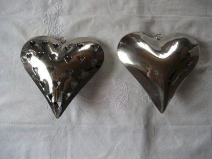 2 Stück große Edelstahl Herz silberglänzend zum Hängen 15 cm x 4 cm x 15 cm neuwertig