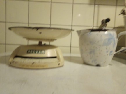 Zu verkaufen alte Email waage, marke Salter und schenkkanne!
