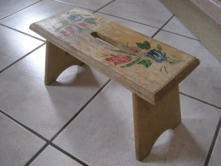 alter Hocker, Holzschemel, kleine Sitzgelegenheit, Sitz, Stuhl, Schemel aus Holz, Blumenbank bemalt