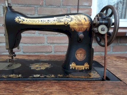 Zu verkaufen, schöne SEHR alte Singer nähmaschine im schrank!