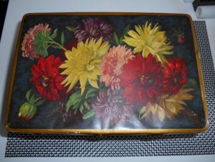 Blechdose mit Blumendekor