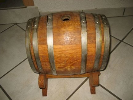 Holzfass Weinfass, Whiskyfass Motiv mit Schnitzerei Handarbeit ca. 10 Liter mit Bock