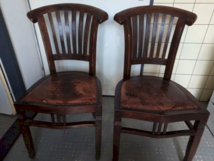 Zu verkaufen 2 schöne alte eichenholz antik/leder stühle!