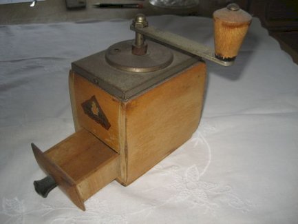 Alte Be Ha Mocca - Moccamühle mit Holz Schublade- Kaffeemühle Metallmahlwerk