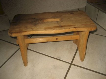 alter Hocker, Holzschemel, kleine Sitzgelegenheit, Sitz, Stuhl, Schemel aus Holz, Blumenbank - turnthetime.de